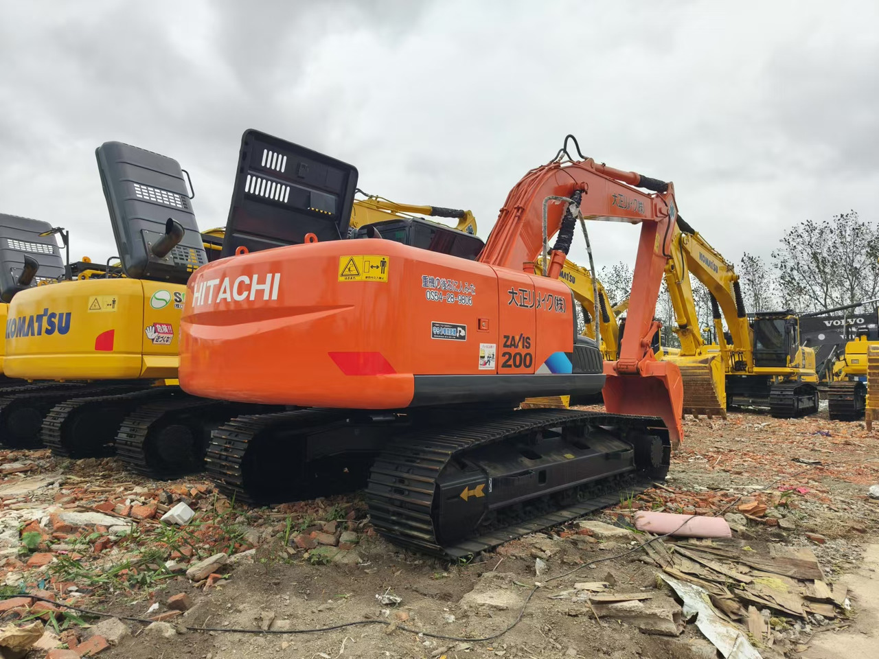 HITACHI ZX200 - Lánctalpas kotró: 4 kép. HITACHI ZX200 - Lánctalpas kotró: 4 kép.