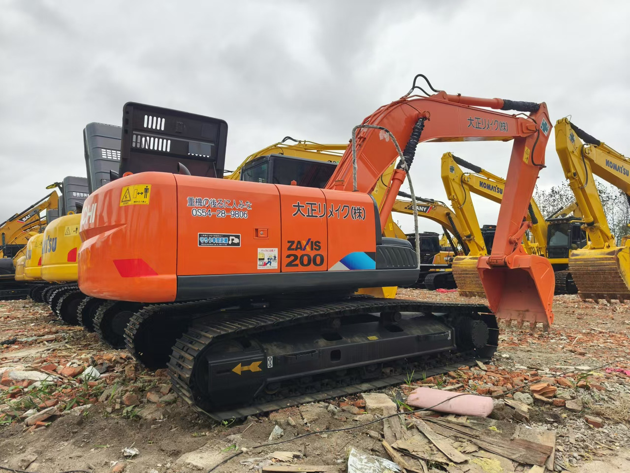 HITACHI ZX200 - Lánctalpas kotró: 5 kép. HITACHI ZX200 - Lánctalpas kotró: 5 kép.