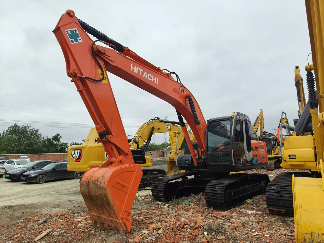 HITACHI ZX200 - Lánctalpas kotró: 2 kép. HITACHI ZX200 - Lánctalpas kotró: 2 kép.