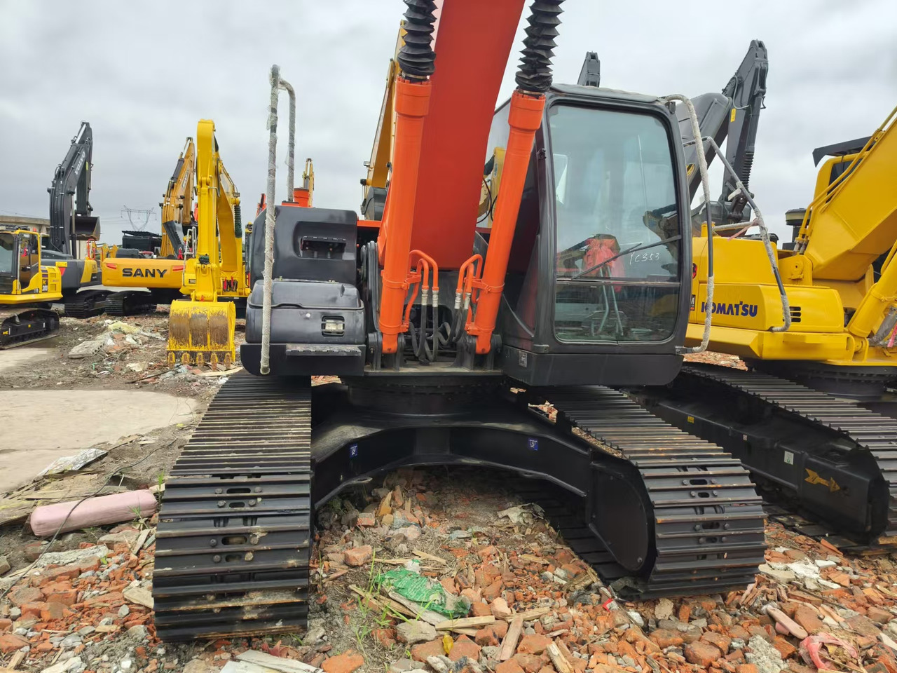 HITACHI ZX200 - Lánctalpas kotró: 3 kép. HITACHI ZX200 - Lánctalpas kotró: 3 kép.