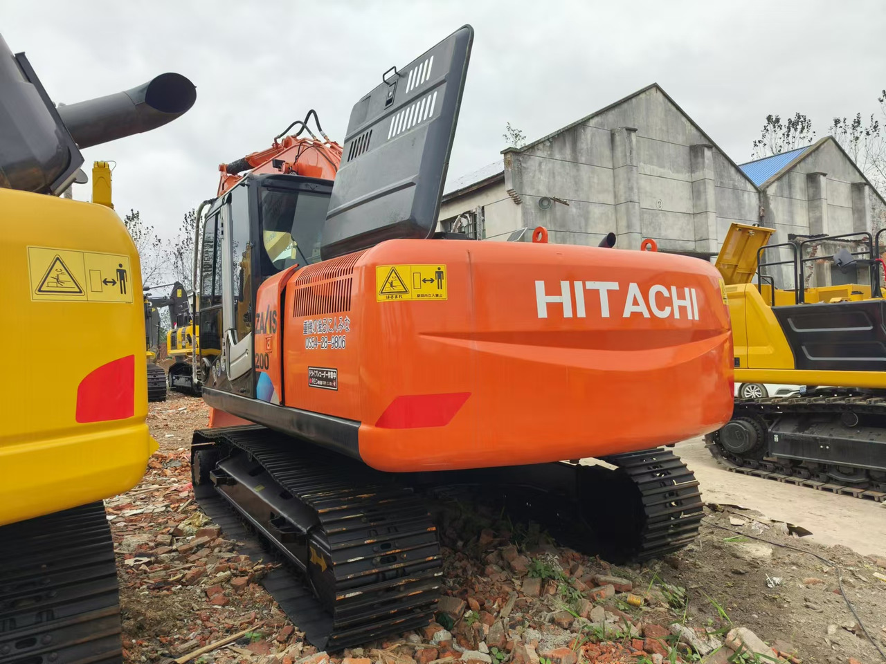 HITACHI ZX200 - Lánctalpas kotró: 4 kép. HITACHI ZX200 - Lánctalpas kotró: 4 kép.