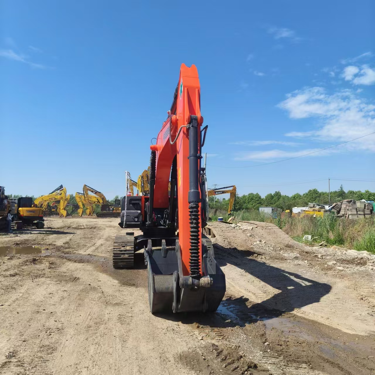 HITACHI ZX240 - Lánctalpas kotró: 3 kép. HITACHI ZX240 - Lánctalpas kotró: 3 kép.