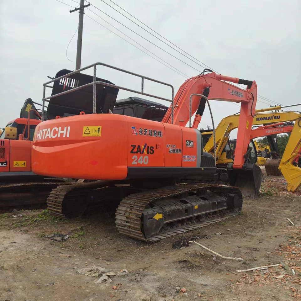 HITACHI ZX240 - Lánctalpas kotró: 3 kép. HITACHI ZX240 - Lánctalpas kotró: 3 kép.