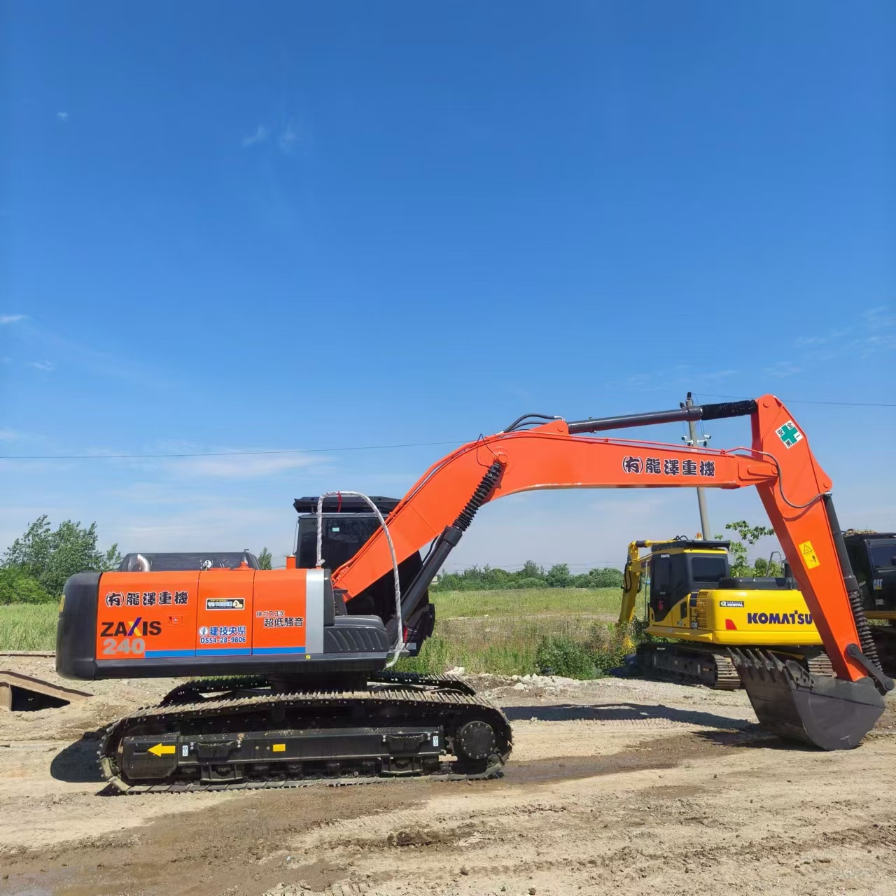 HITACHI ZX240 - Lánctalpas kotró: 2 kép. HITACHI ZX240 - Lánctalpas kotró: 2 kép.