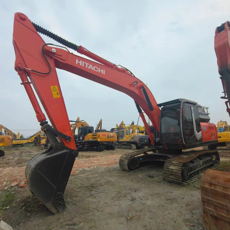 HITACHI ZX240 - Lánctalpas kotró: 2 kép. HITACHI ZX240 - Lánctalpas kotró: 2 kép.