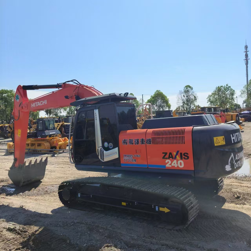 HITACHI ZX240 - Lánctalpas kotró: 3 kép. HITACHI ZX240 - Lánctalpas kotró: 3 kép.