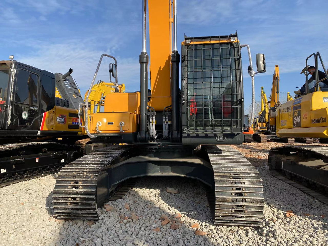 HYUNDAI R220-9S - Lánctalpas kotró: 5 kép. HYUNDAI R220-9S - Lánctalpas kotró: 5 kép.