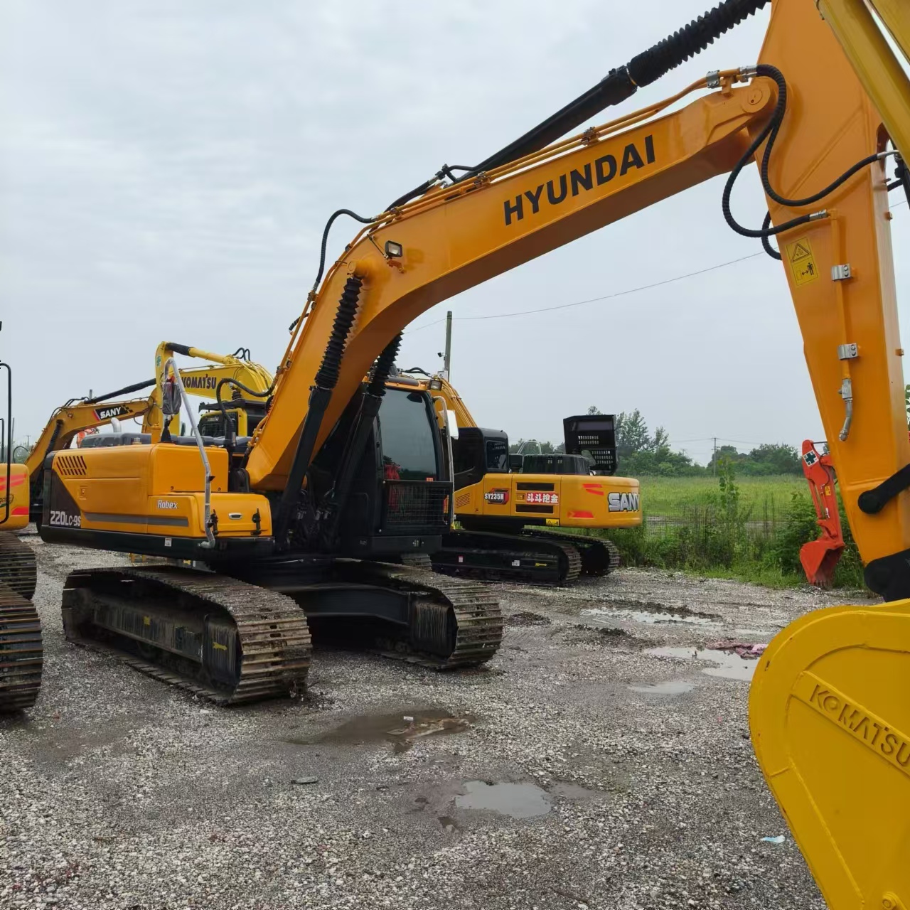 HYUNDAI R220LC-9S - Lánctalpas kotró: 3 kép. HYUNDAI R220LC-9S - Lánctalpas kotró: 3 kép.