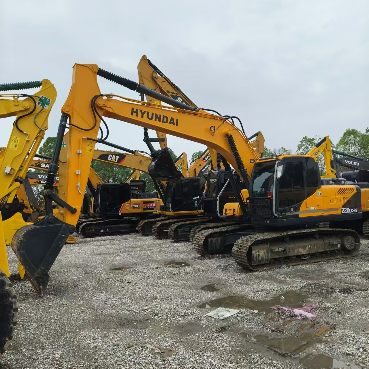 HYUNDAI R220LC-9S - Lánctalpas kotró: 2 kép. HYUNDAI R220LC-9S - Lánctalpas kotró: 2 kép.