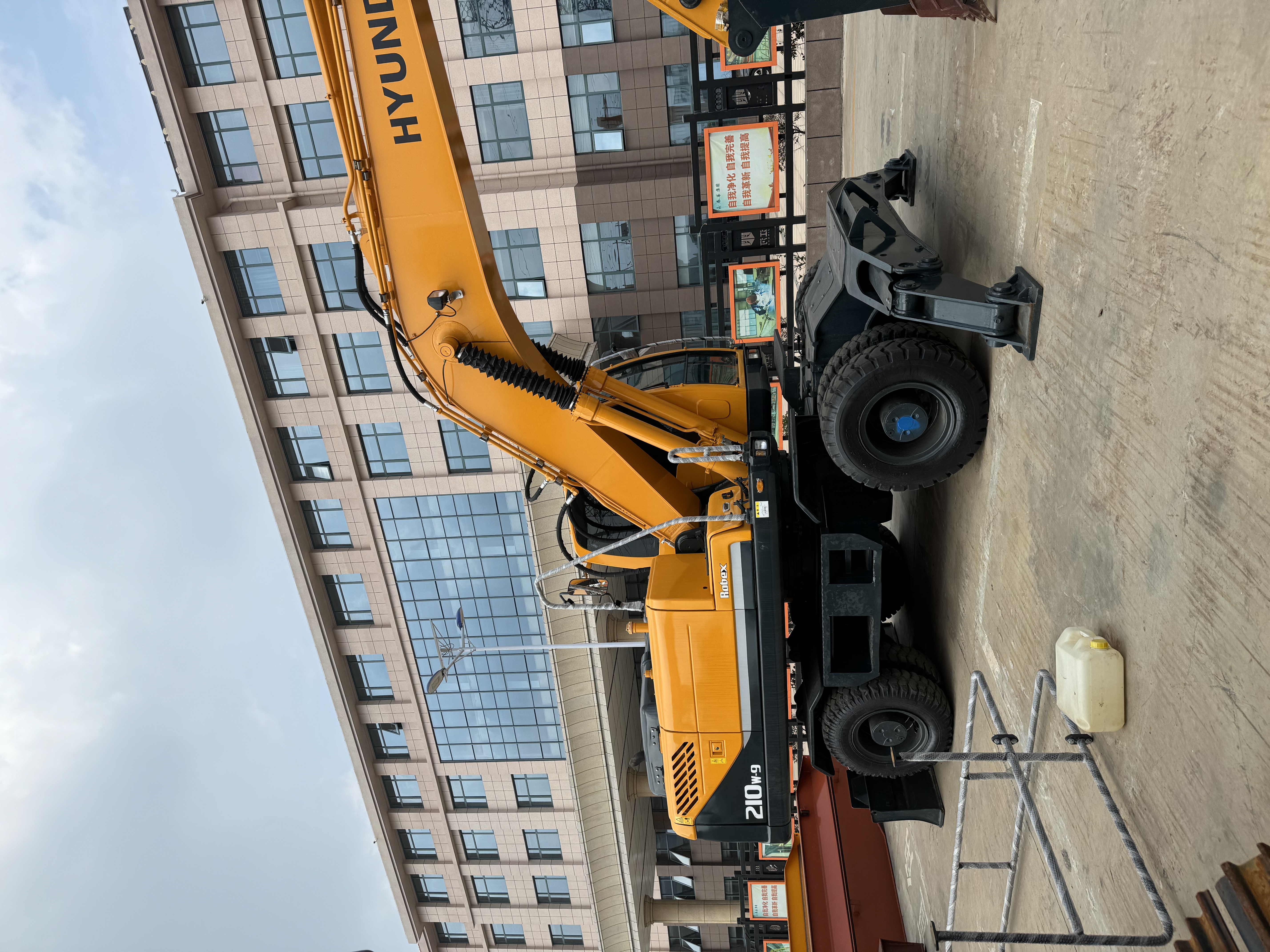 Gumikerekes kotró Hyundai 210W-9: 8 kép. Gumikerekes kotró Hyundai 210W-9: 8 kép.