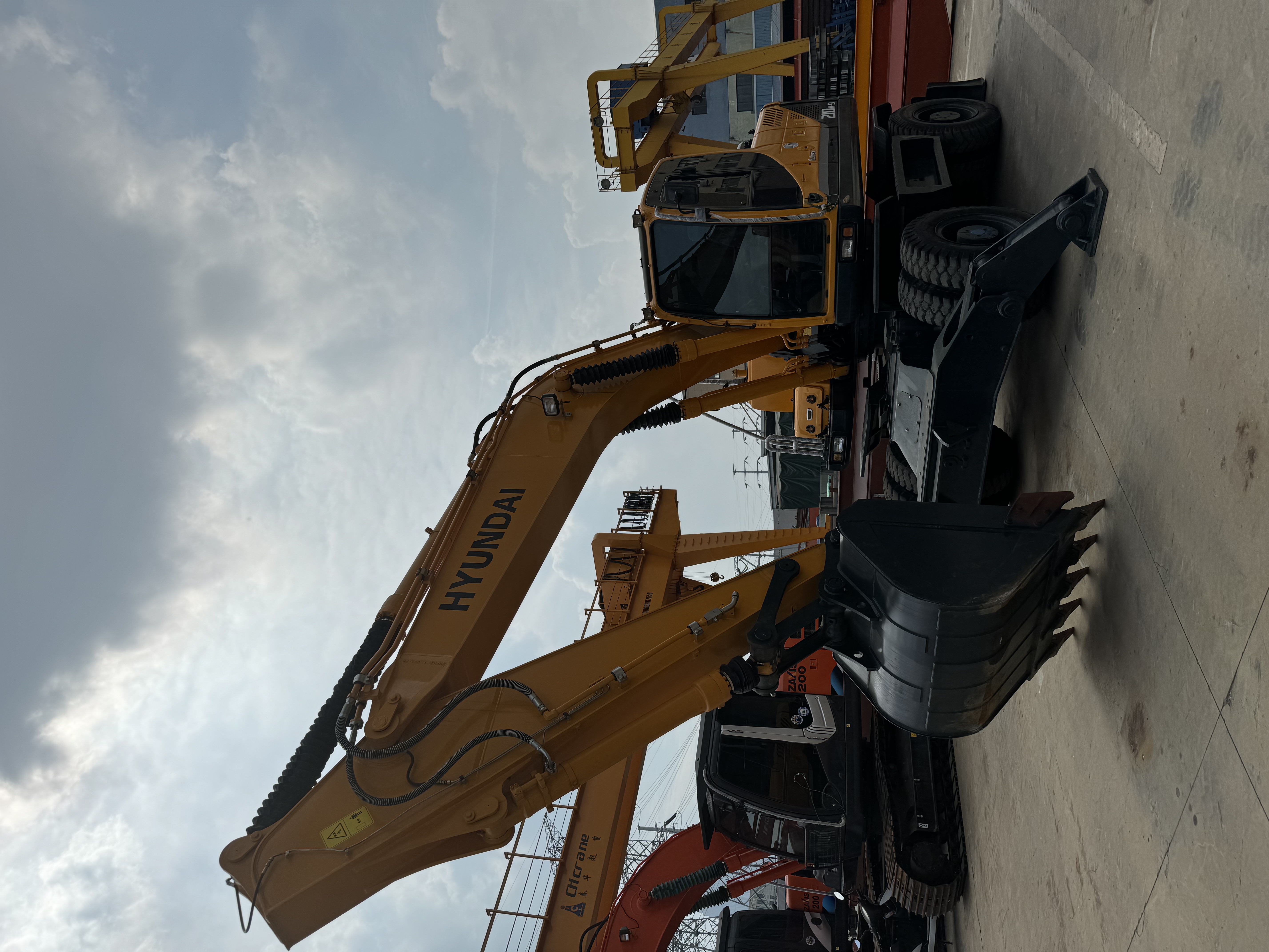 Gumikerekes kotró Hyundai 210W-9: 6 kép. Gumikerekes kotró Hyundai 210W-9: 6 kép.