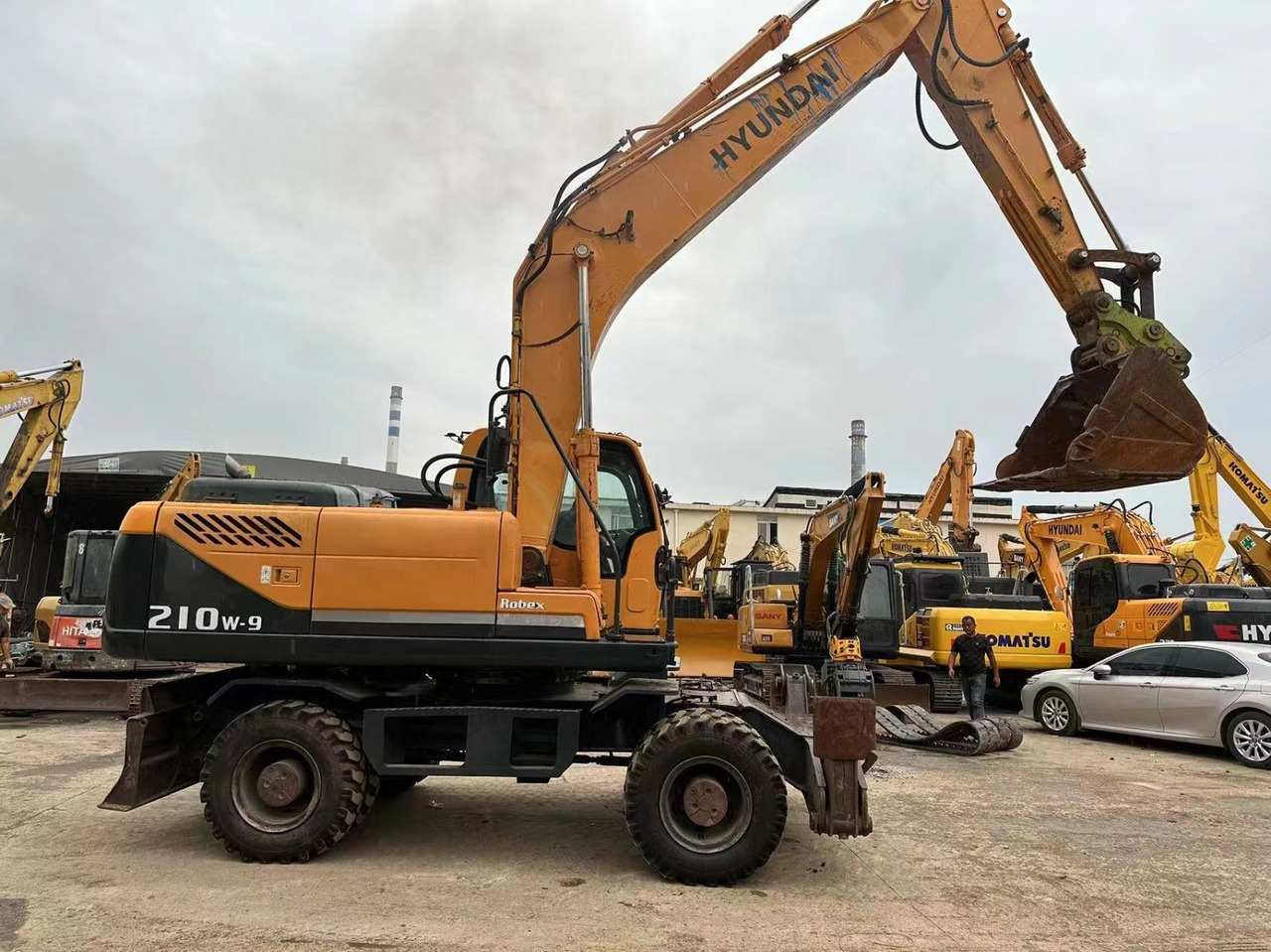 Hyundai 210w-9 - Gumikerekes kotró: 2 kép. Hyundai 210w-9 - Gumikerekes kotró: 2 kép.