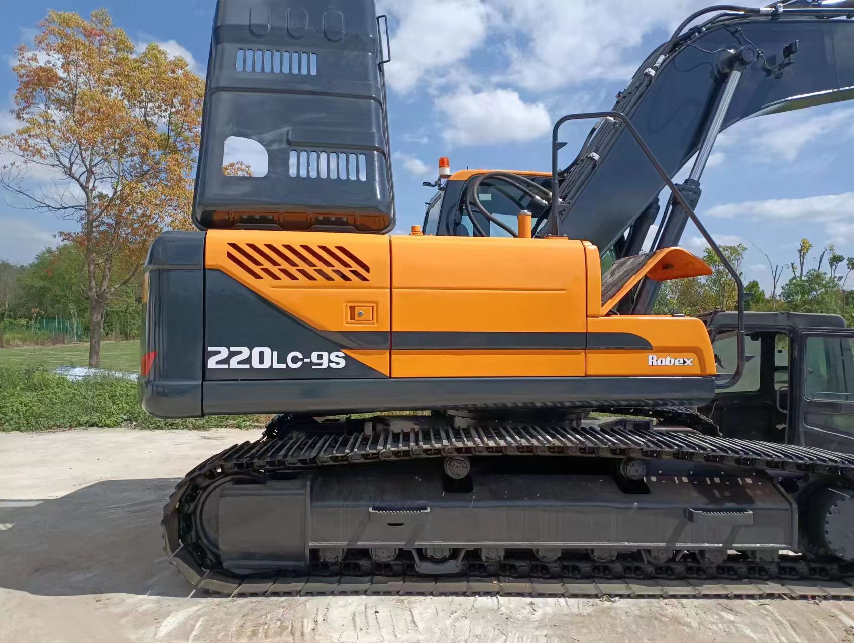 Hyundai 220 - Lánctalpas kotró: 4 kép. Hyundai 220 - Lánctalpas kotró: 4 kép.