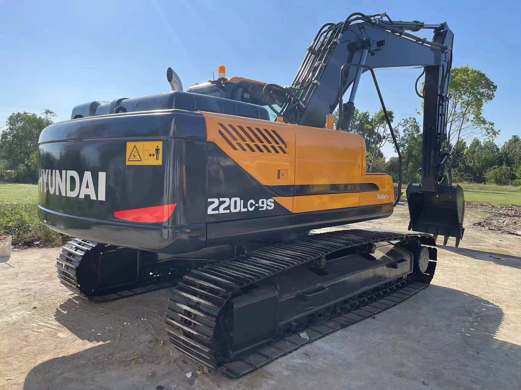 Hyundai 220 - Lánctalpas kotró: 5 kép. Hyundai 220 - Lánctalpas kotró: 5 kép.