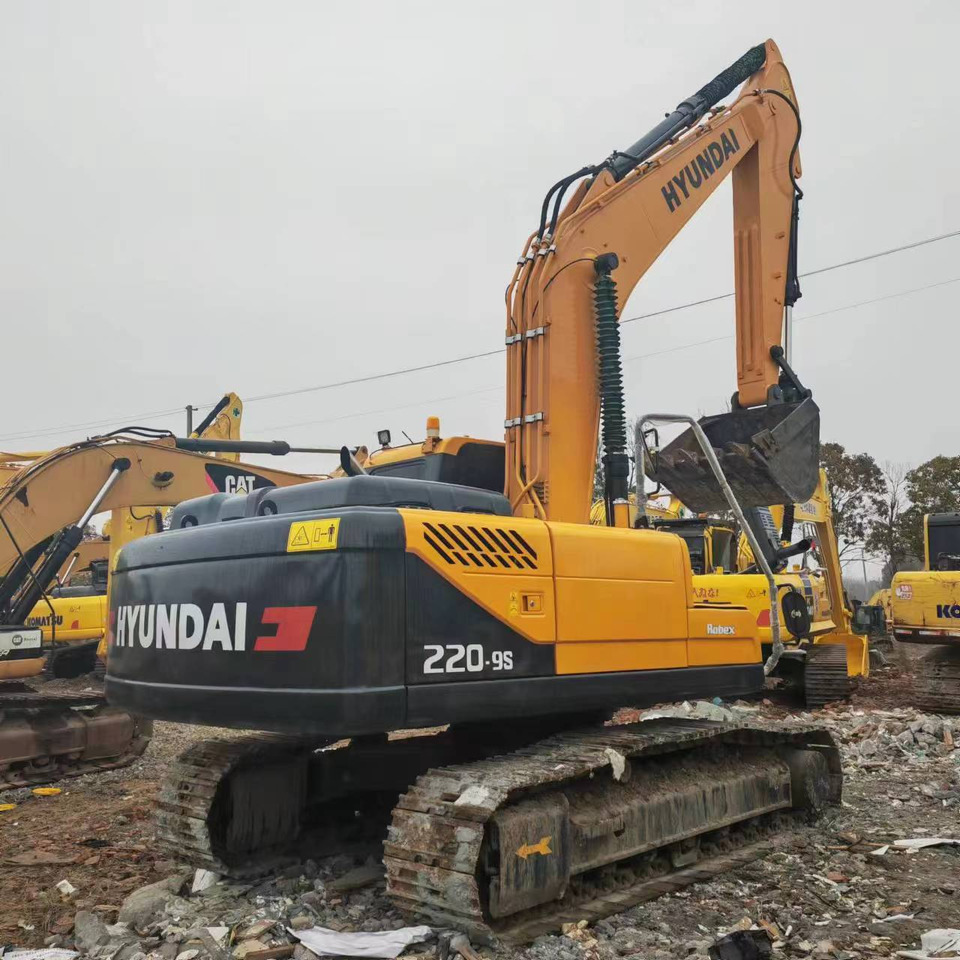 Hyundai HX220L - Lánctalpas kotró: 4 kép. Hyundai HX220L - Lánctalpas kotró: 4 kép.