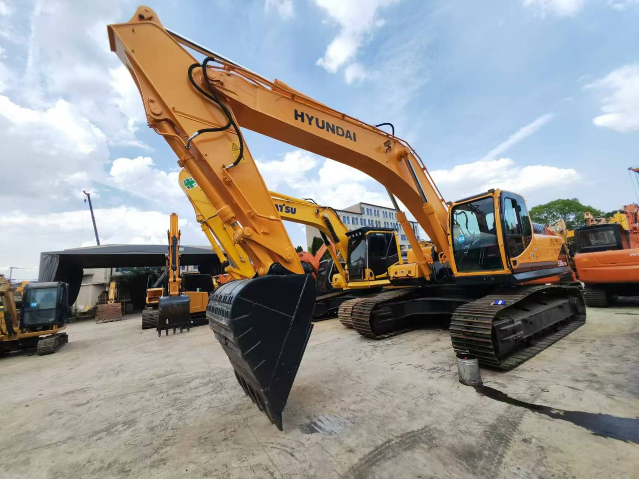 Hyundai HX330 - Lánctalpas kotró: 2 kép. Hyundai HX330 - Lánctalpas kotró: 2 kép.