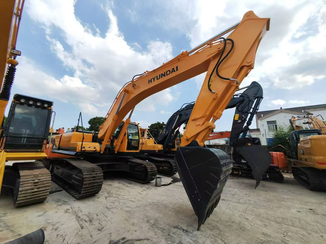 Hyundai HX330 - Lánctalpas kotró: 1 kép. Hyundai HX330 - Lánctalpas kotró: 1 kép.