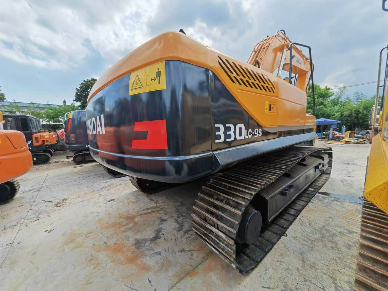 Hyundai HX330 - Lánctalpas kotró: 3 kép. Hyundai HX330 - Lánctalpas kotró: 3 kép.