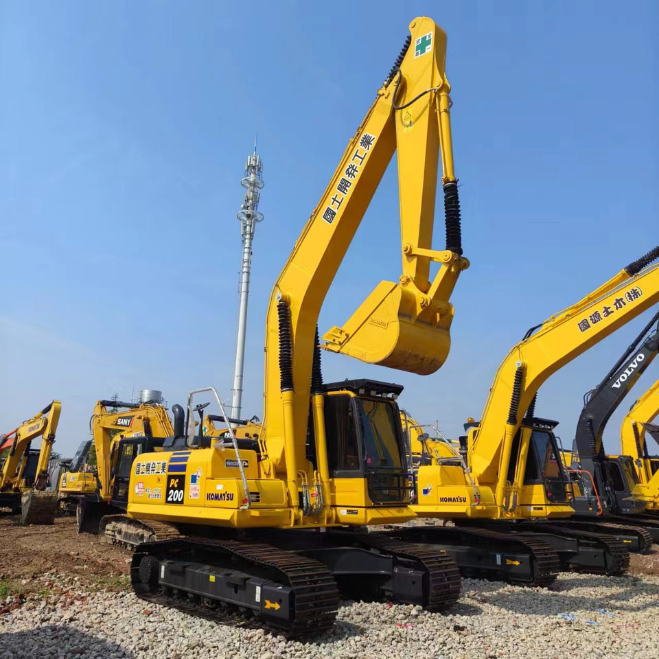 KOMATSU PC 200-8N1 - Lánctalpas kotró: 3 kép. KOMATSU PC 200-8N1 - Lánctalpas kotró: 3 kép.