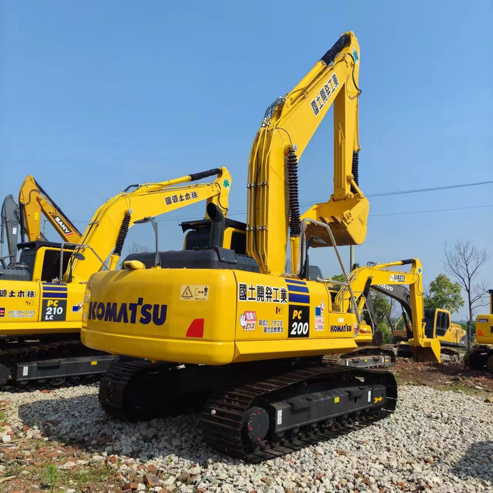 KOMATSU PC 200-8N1 - Lánctalpas kotró: 2 kép. KOMATSU PC 200-8N1 - Lánctalpas kotró: 2 kép.