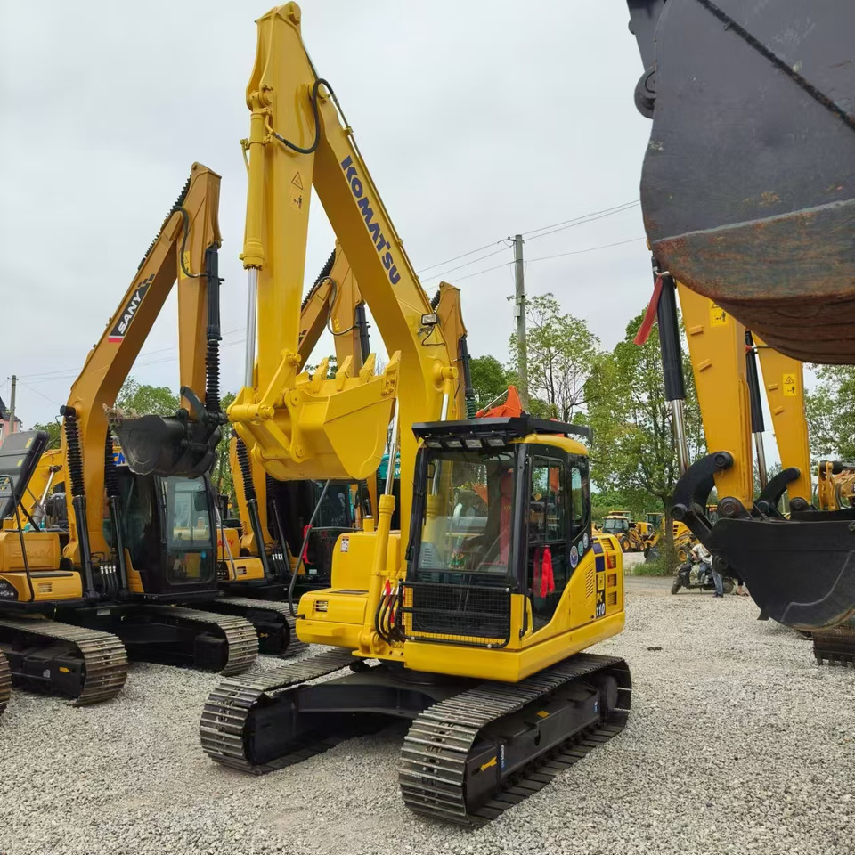 KOMATSU PC110 - Lánctalpas kotró: 4 kép. KOMATSU PC110 - Lánctalpas kotró: 4 kép.