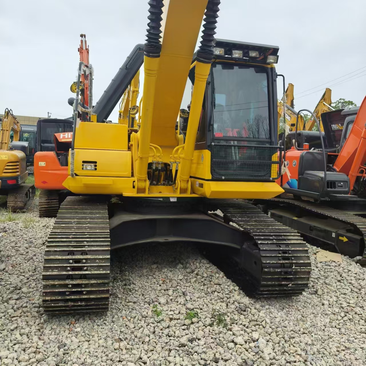 Lánctalpas kotró KOMATSU PC210: 8 kép.
