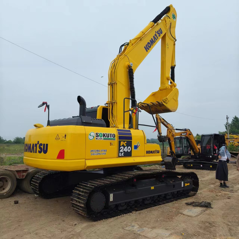 KOMATSU PC240LC-8 - Lánctalpas kotró: 3 kép. KOMATSU PC240LC-8 - Lánctalpas kotró: 3 kép.