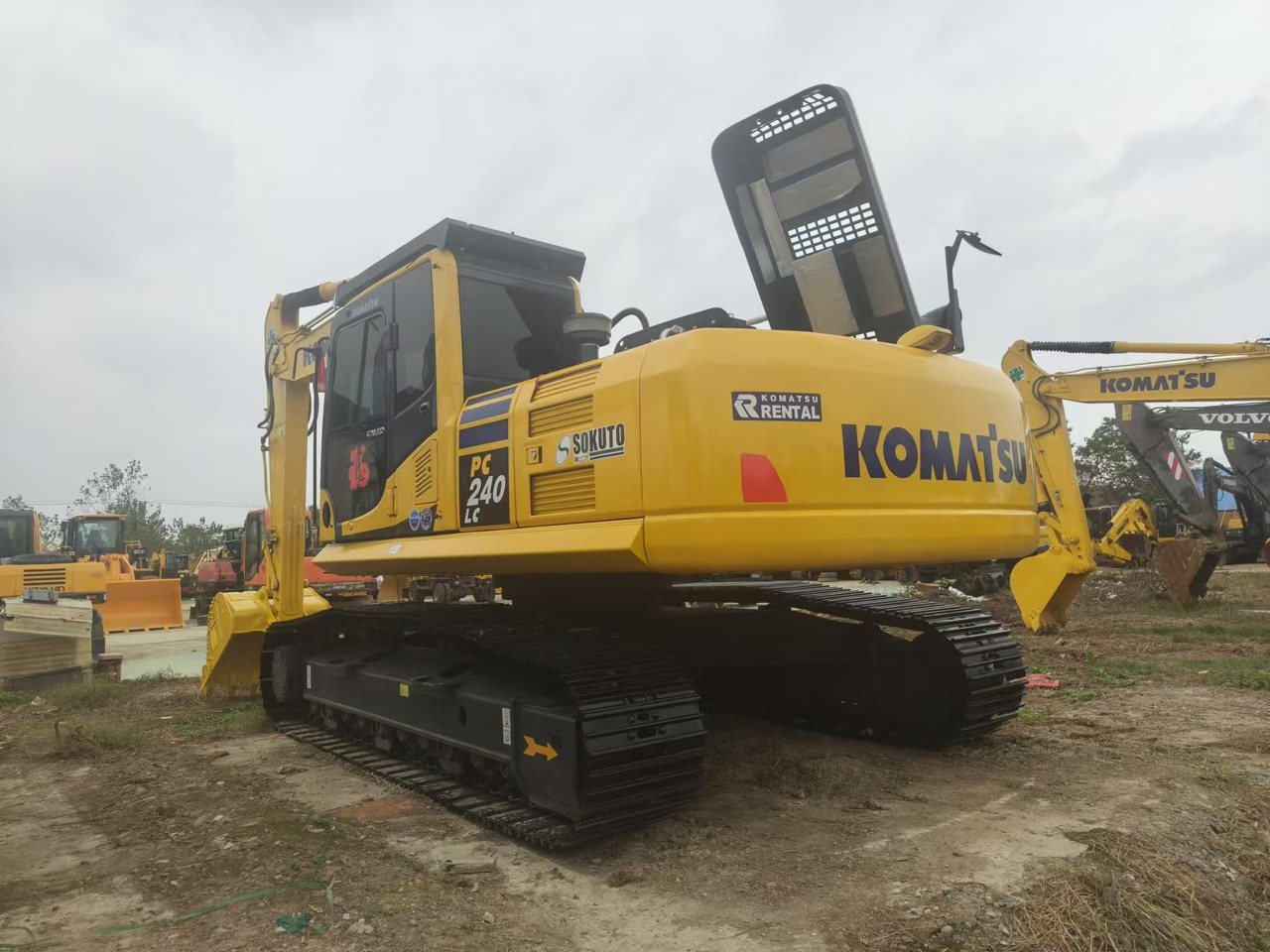 KOMATSU PC240LC-8 - Lánctalpas kotró: 4 kép. KOMATSU PC240LC-8 - Lánctalpas kotró: 4 kép.