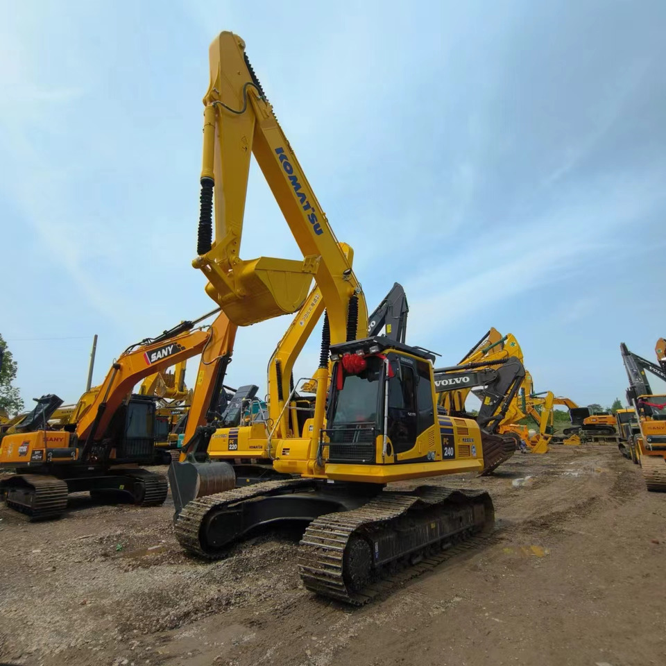 KOMATSU PC240LC-8 - Lánctalpas kotró: 4 kép. KOMATSU PC240LC-8 - Lánctalpas kotró: 4 kép.