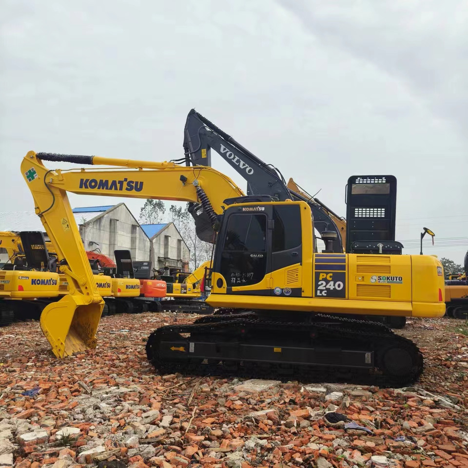 KOMATSU PC240LC - Lánctalpas kotró: 1 kép. KOMATSU PC240LC - Lánctalpas kotró: 1 kép.