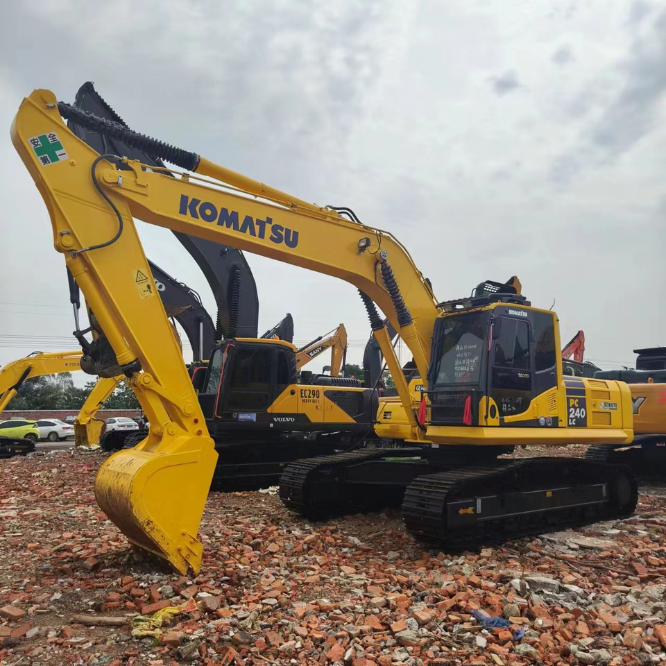 KOMATSU PC240LC - Lánctalpas kotró: 5 kép. KOMATSU PC240LC - Lánctalpas kotró: 5 kép.