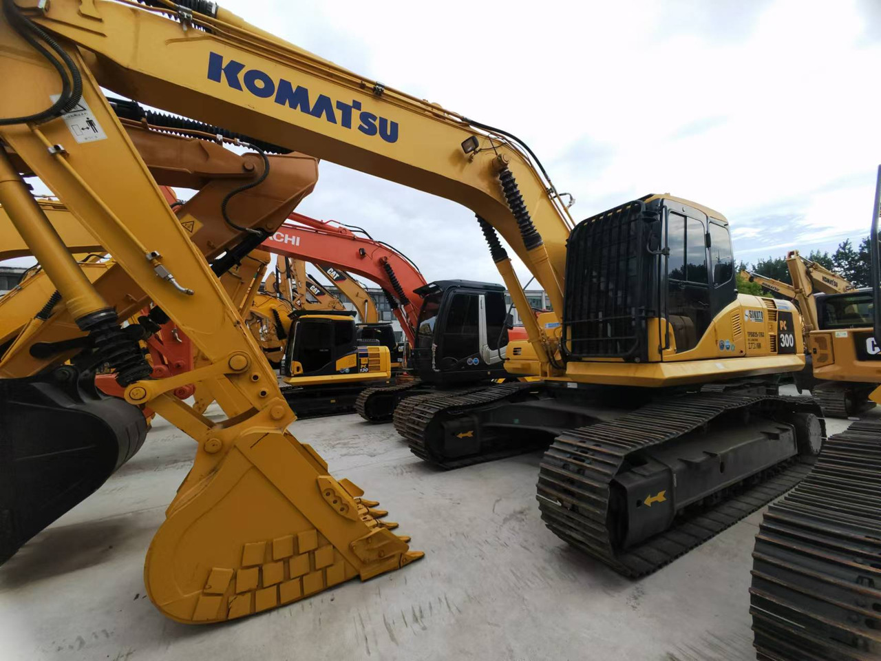 KOMATSU PC300 - Lánctalpas kotró: 2 kép. KOMATSU PC300 - Lánctalpas kotró: 2 kép.