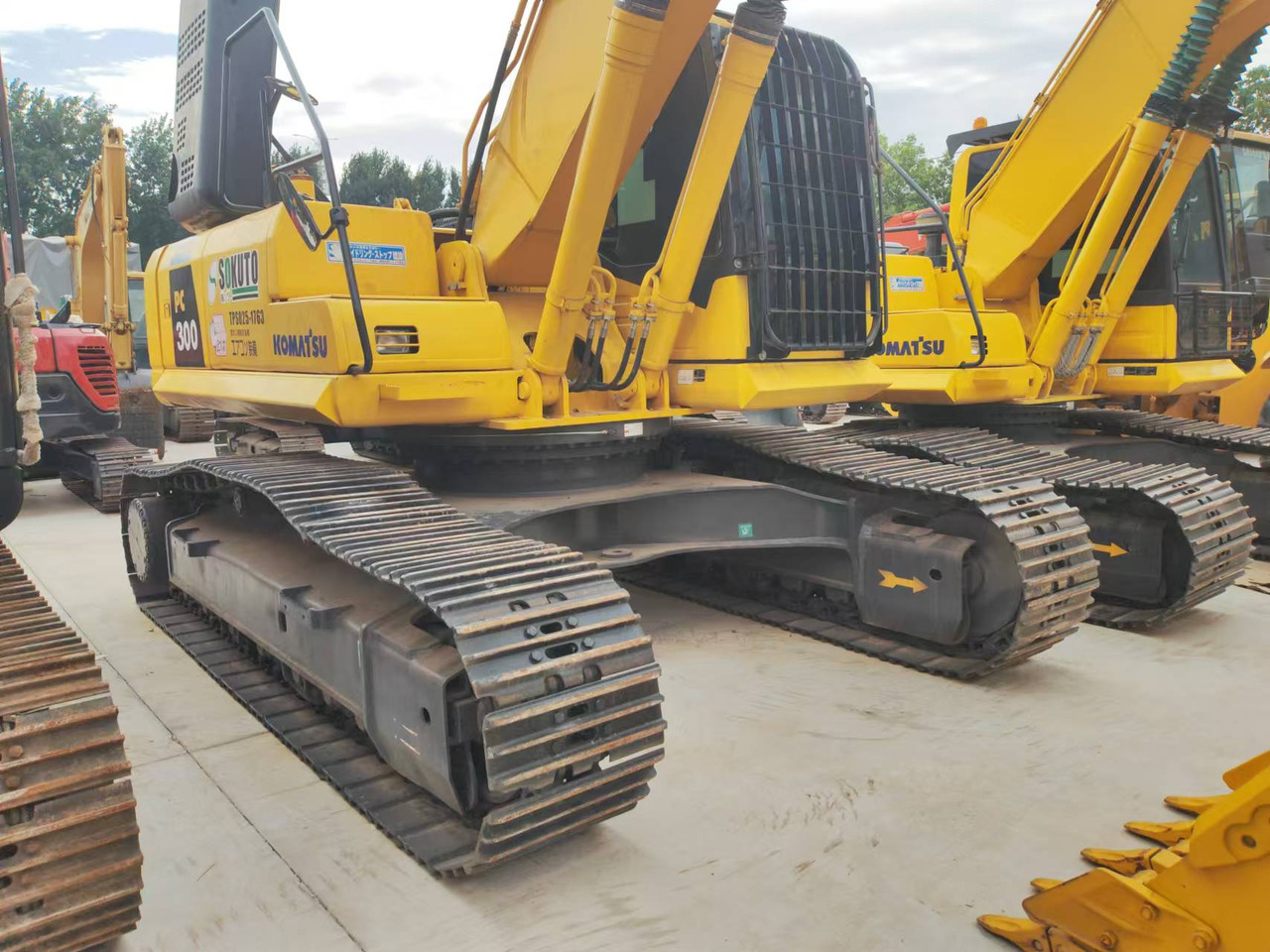 KOMATSU PC300 - Lánctalpas kotró: 4 kép. KOMATSU PC300 - Lánctalpas kotró: 4 kép.