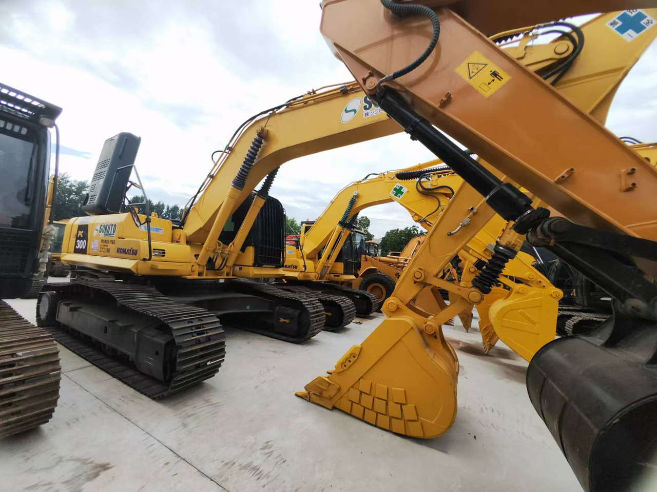 KOMATSU PC300 - Lánctalpas kotró: 5 kép. KOMATSU PC300 - Lánctalpas kotró: 5 kép.