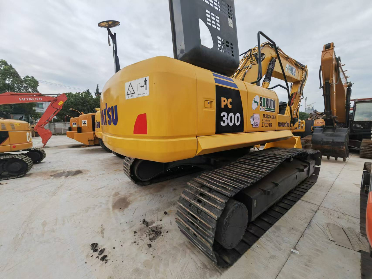KOMATSU PC300 - Lánctalpas kotró: 1 kép. KOMATSU PC300 - Lánctalpas kotró: 1 kép.