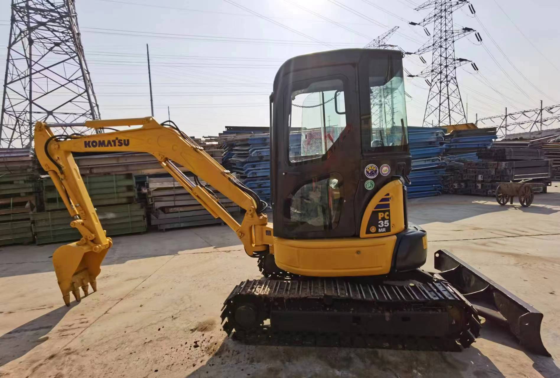 KOMATSU PC35 - Minikotró: 3 kép. KOMATSU PC35 - Minikotró: 3 kép.