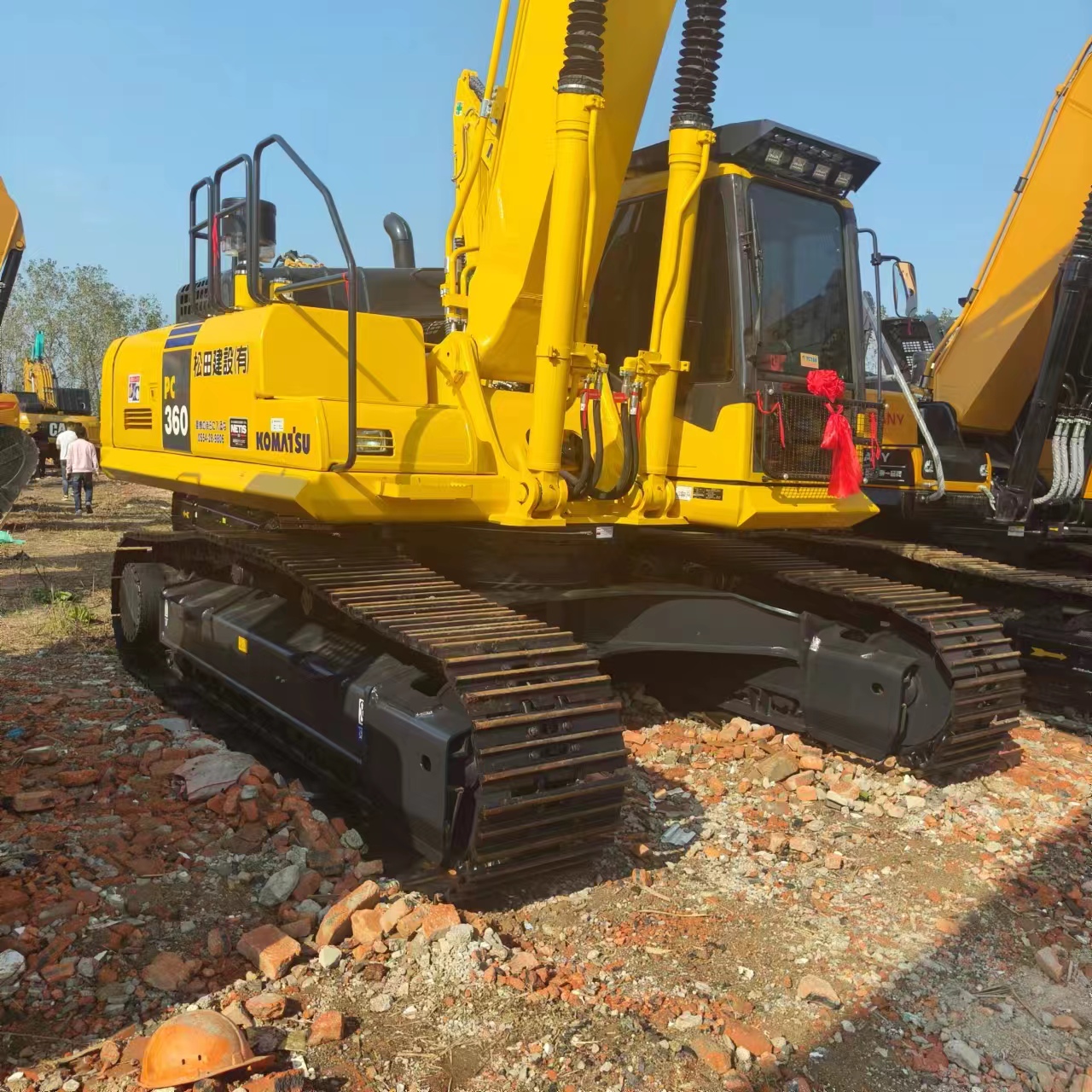 KOMATSU PC360 - Lánctalpas kotró: 5 kép. KOMATSU PC360 - Lánctalpas kotró: 5 kép.
