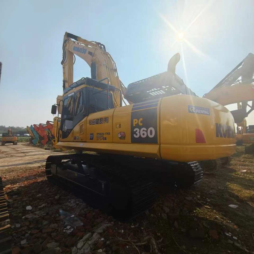KOMATSU PC360 - Lánctalpas kotró: 4 kép. KOMATSU PC360 - Lánctalpas kotró: 4 kép.