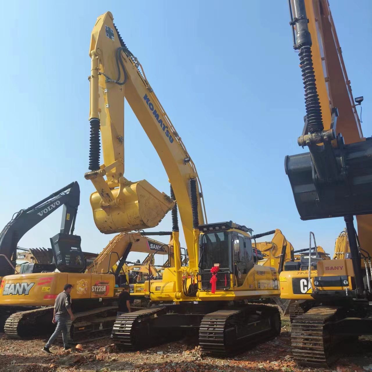 KOMATSU PC360 - Lánctalpas kotró: 2 kép. KOMATSU PC360 - Lánctalpas kotró: 2 kép.