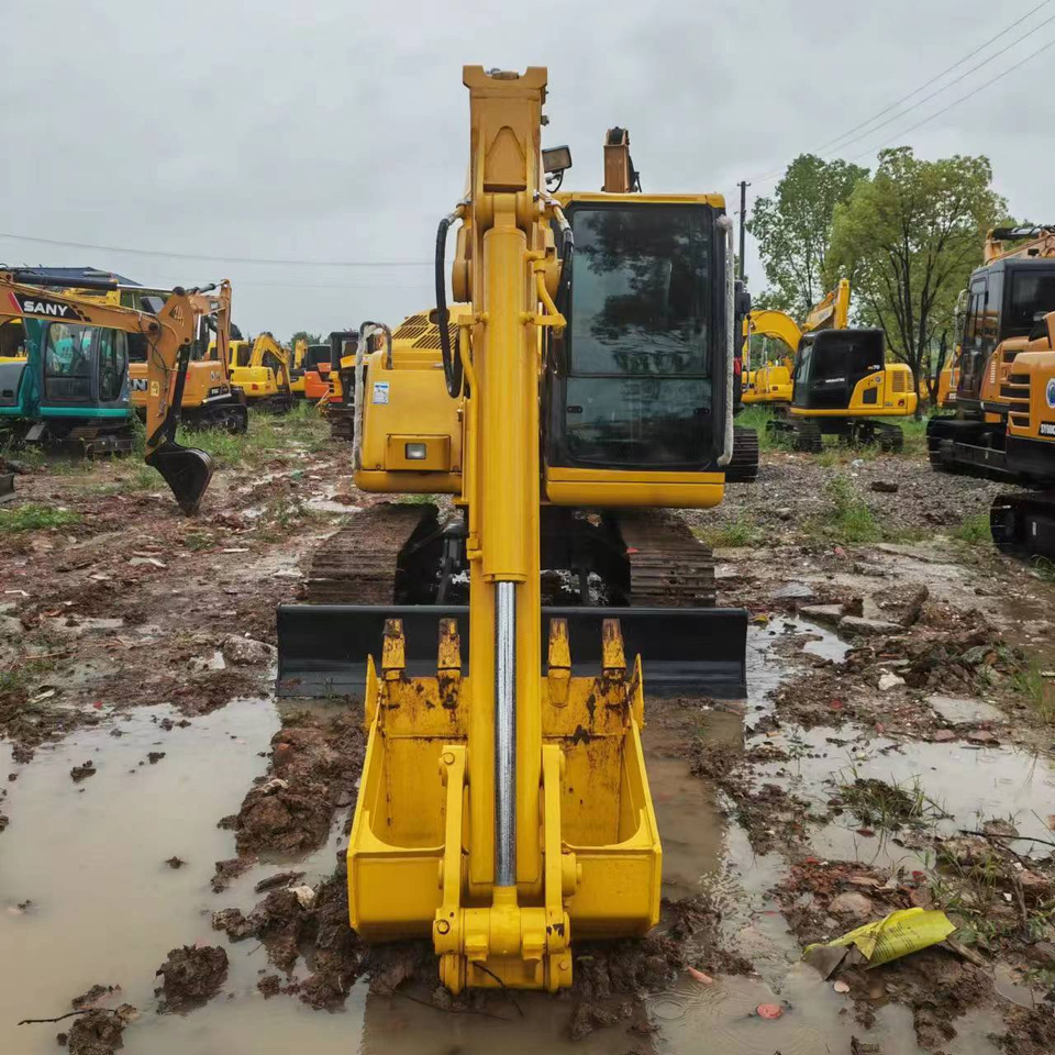 KOMATSU PC60-7 - Lánctalpas kotró: 3 kép. KOMATSU PC60-7 - Lánctalpas kotró: 3 kép.
