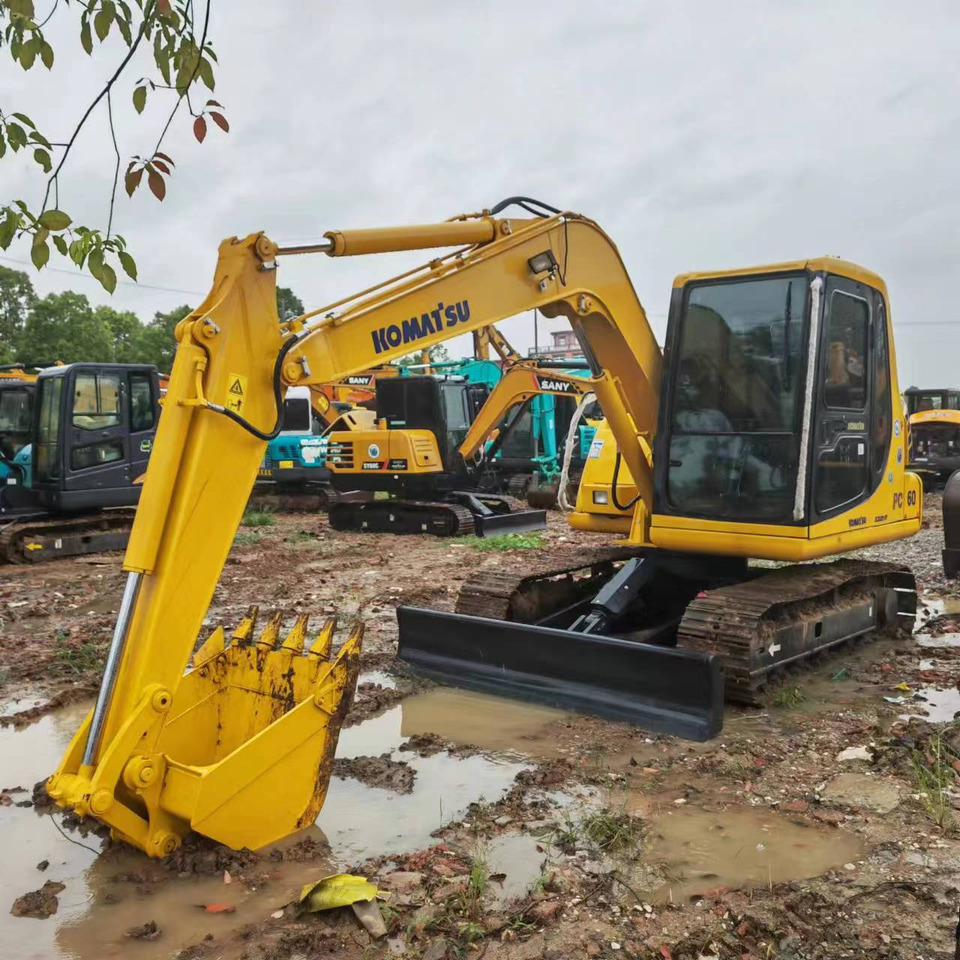 KOMATSU PC60-7 - Lánctalpas kotró: 2 kép. KOMATSU PC60-7 - Lánctalpas kotró: 2 kép.