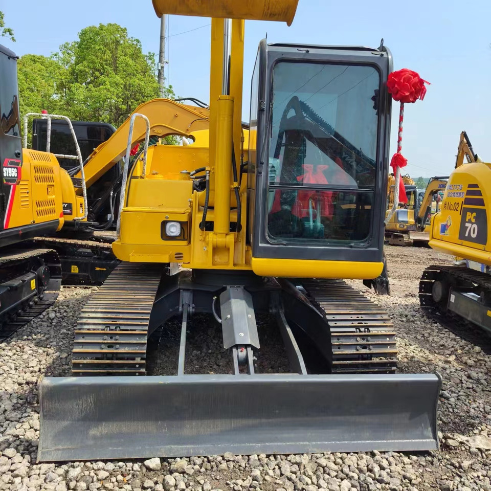 KOMATSU PC70-8 - Lánctalpas kotró: 4 kép. KOMATSU PC70-8 - Lánctalpas kotró: 4 kép.