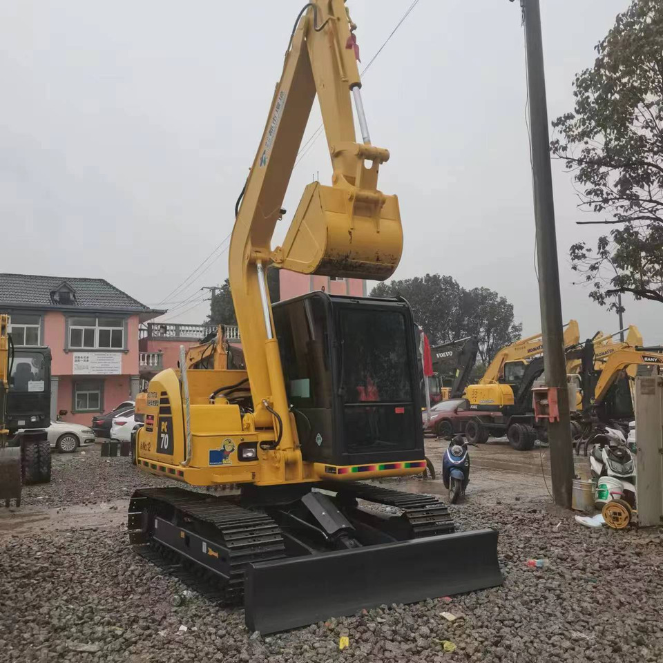 KOMATSU PC70 - Minikotró: 1 kép. KOMATSU PC70 - Minikotró: 1 kép.