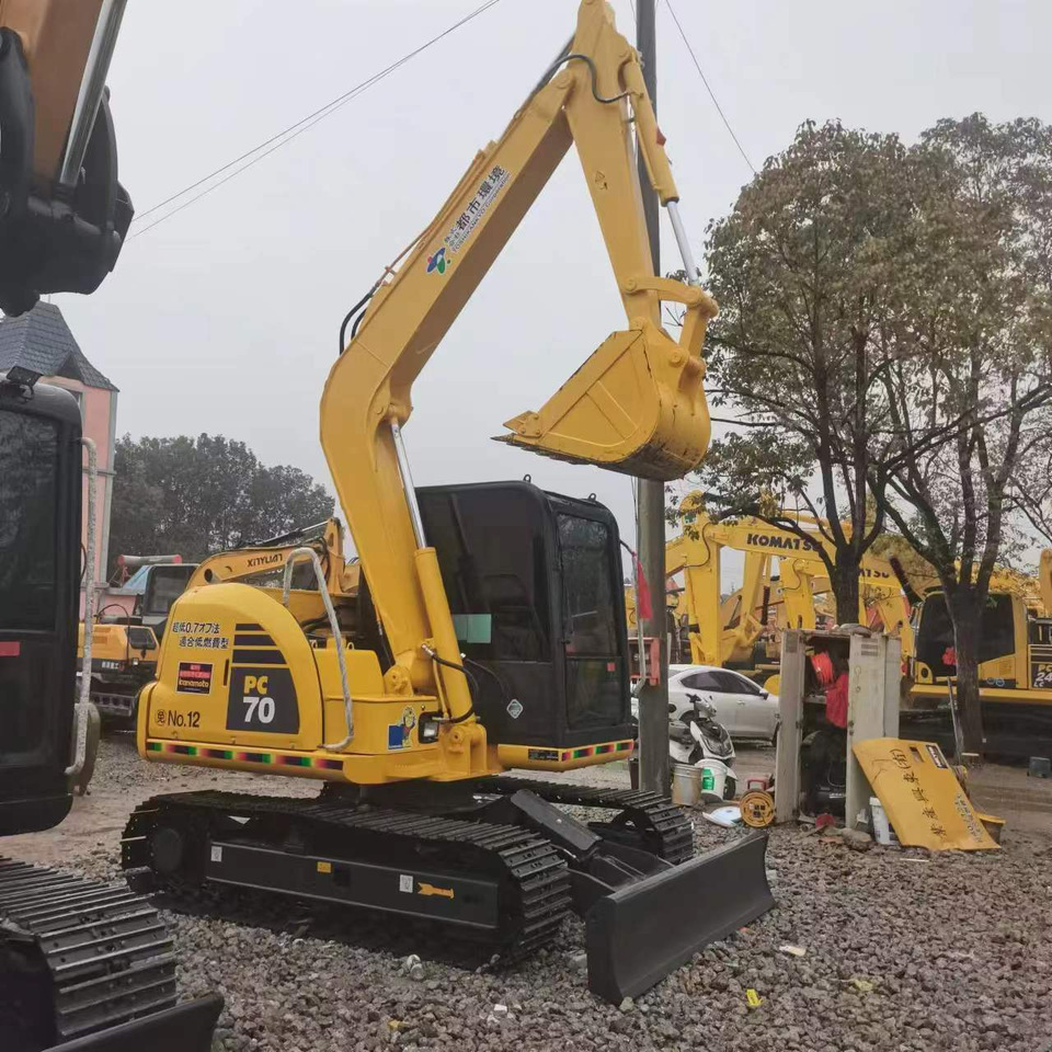 KOMATSU PC70 - Minikotró: 3 kép. KOMATSU PC70 - Minikotró: 3 kép.