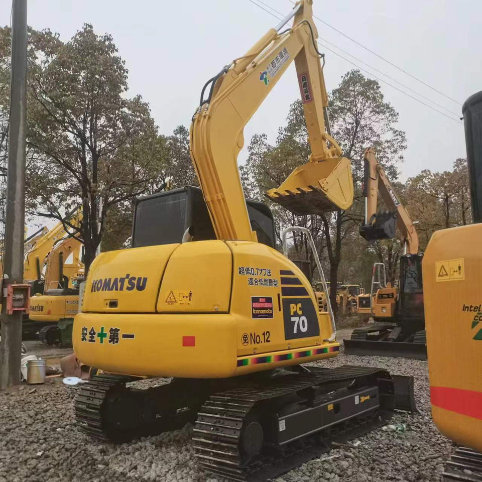 KOMATSU PC70 - Minikotró: 2 kép. KOMATSU PC70 - Minikotró: 2 kép.