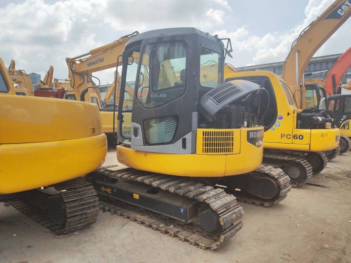 KOMATSU PC78US - Minikotró: 3 kép. KOMATSU PC78US - Minikotró: 3 kép.