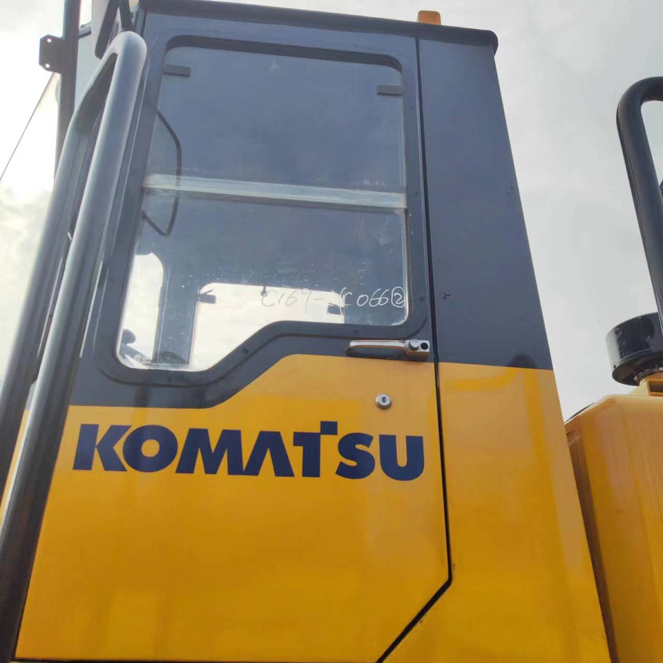 KOMATSU WA380 - Gumikerekes homlokrakodó: 5 kép. KOMATSU WA380 - Gumikerekes homlokrakodó: 5 kép.
