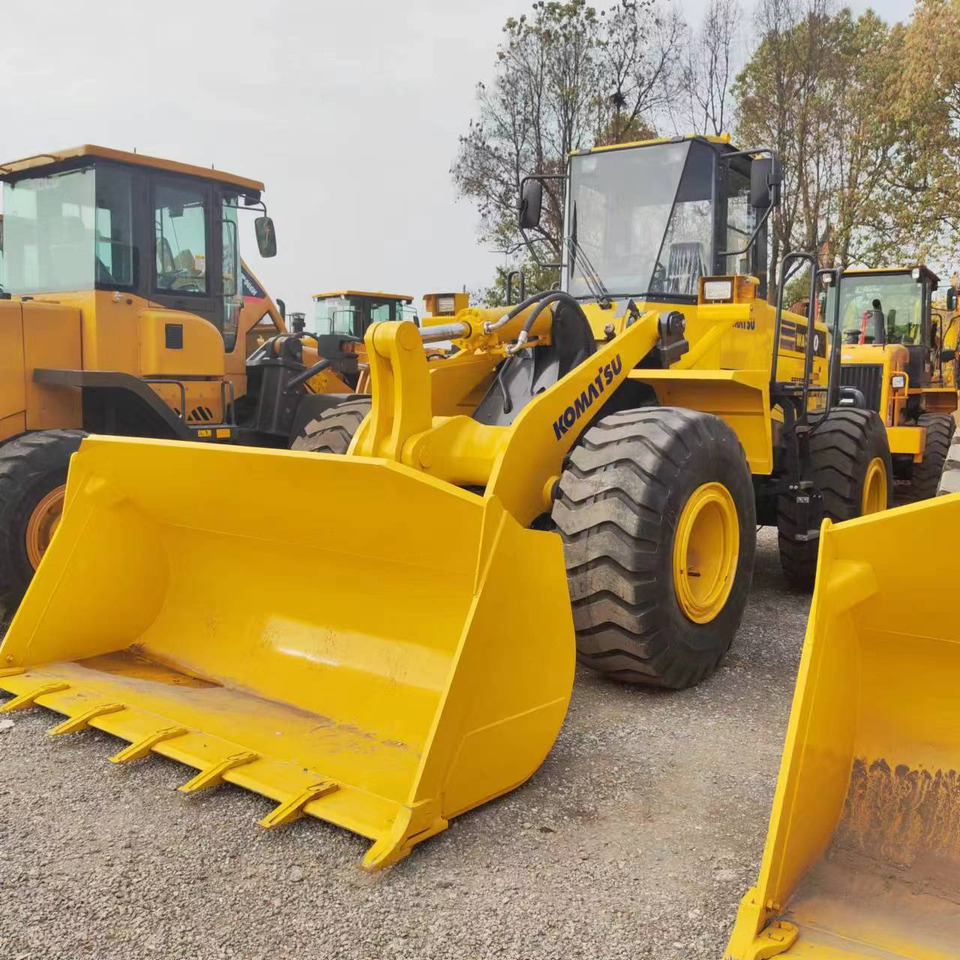 KOMATSU WA380 - Gumikerekes homlokrakodó: 1 kép. KOMATSU WA380 - Gumikerekes homlokrakodó: 1 kép.