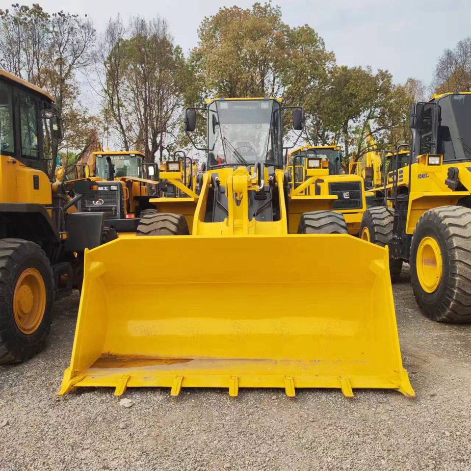 KOMATSU WA380 - Gumikerekes homlokrakodó: 4 kép. KOMATSU WA380 - Gumikerekes homlokrakodó: 4 kép.
