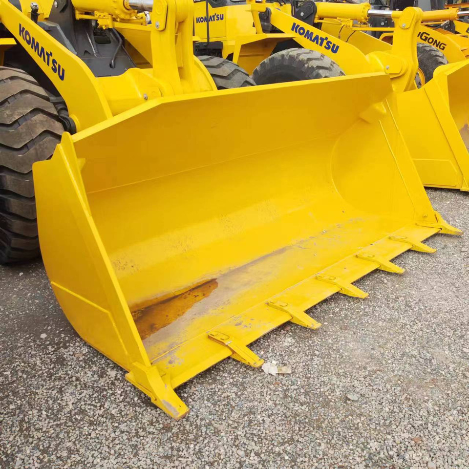 KOMATSU WA380 - Gumikerekes homlokrakodó: 3 kép. KOMATSU WA380 - Gumikerekes homlokrakodó: 3 kép.